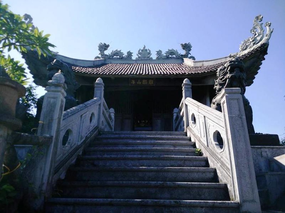 Chùa thờ Phật trên đỉnh núi Kỳ Lân.