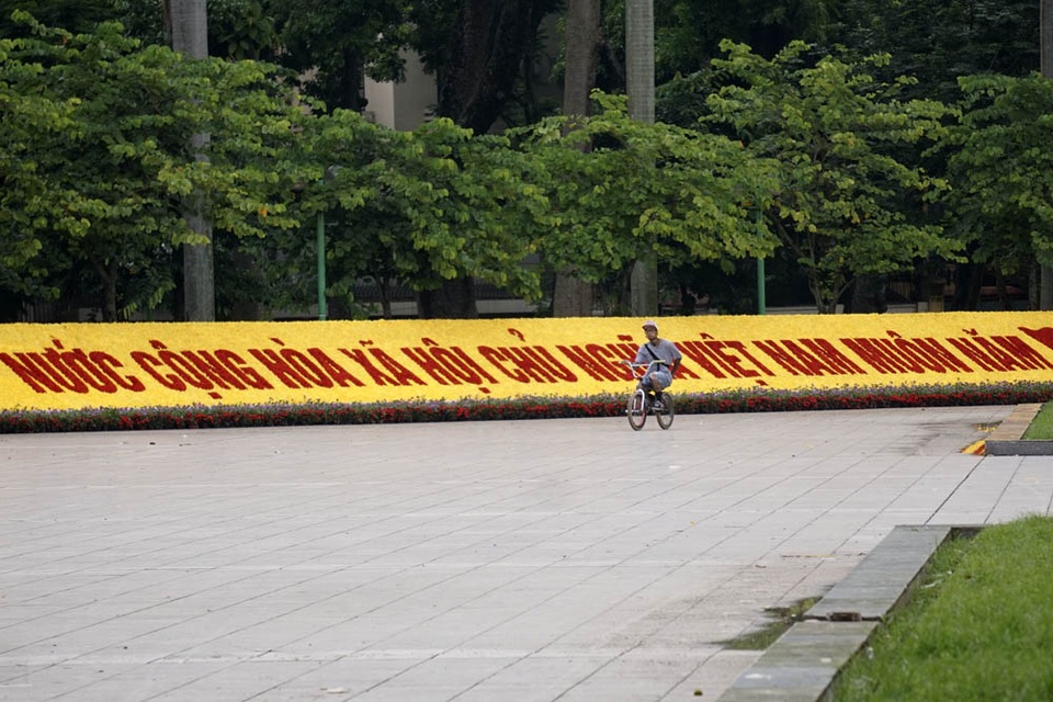 
Dòng chữ Nước Cộng hòa Xã hội Chủ nghĩa Việt Nam muôn năm được kết bằng hoa nhiều màu bên đường Điện Biên Phủ.
