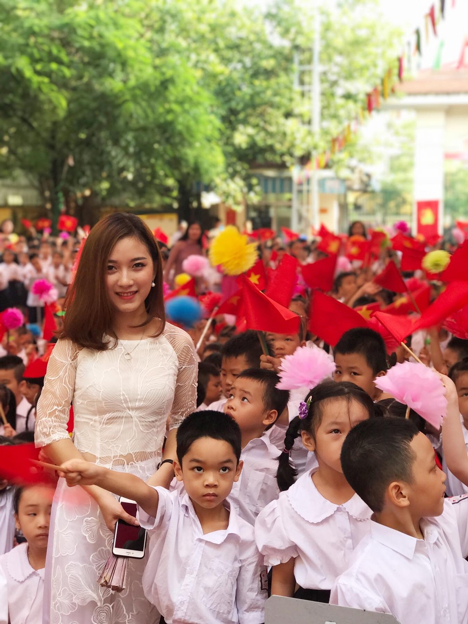 Cô giáo xinh đẹp quạt mát cho học sinh ngày tựu trường gây sốt trên mạng xã hội - 9