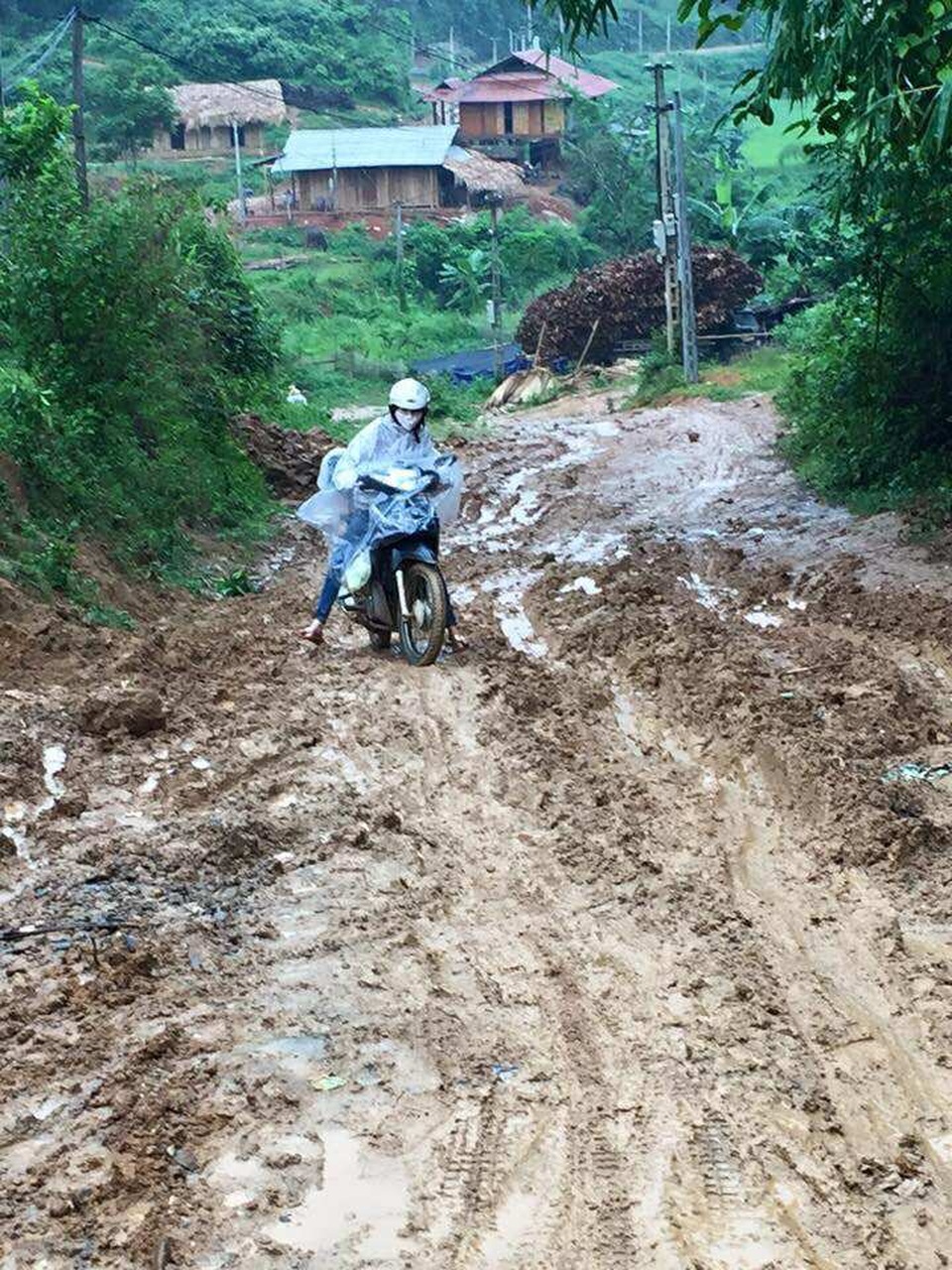 Sởn da gà với cung đường "cắm bản dạy học" của giáo viên vùng cao - 3
12km từ điểm cuối xã Phong Dụ Hạ đi vào xã Phong Dụ Thượng là cung đường kinh hoàng cho bất kỳ ai