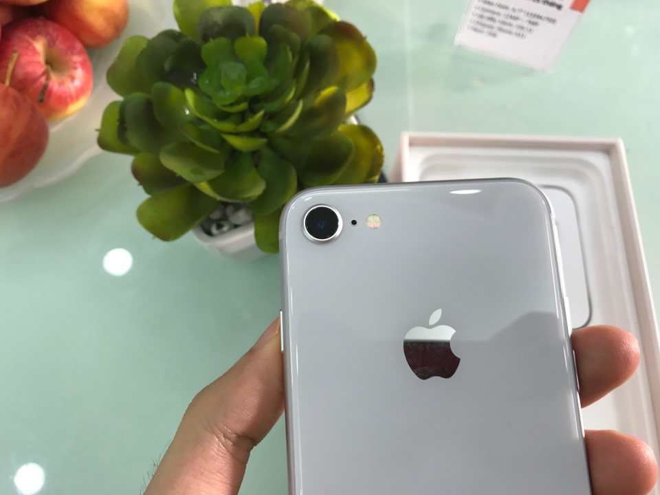 iPhone 8 đầu tiên đã xuất hiện tại Hà Nội, giá gần 23 triệu đồng - 7 Mặt kính phía sau được làm cong 2,5D mềm mại, giúp trải nghiệm cầm máy rất thoải mái, không hề bị cấn.