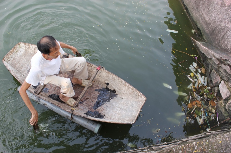 Hồ Tây tràn ngập... bao cao su sau cơn mưa lớn - 4