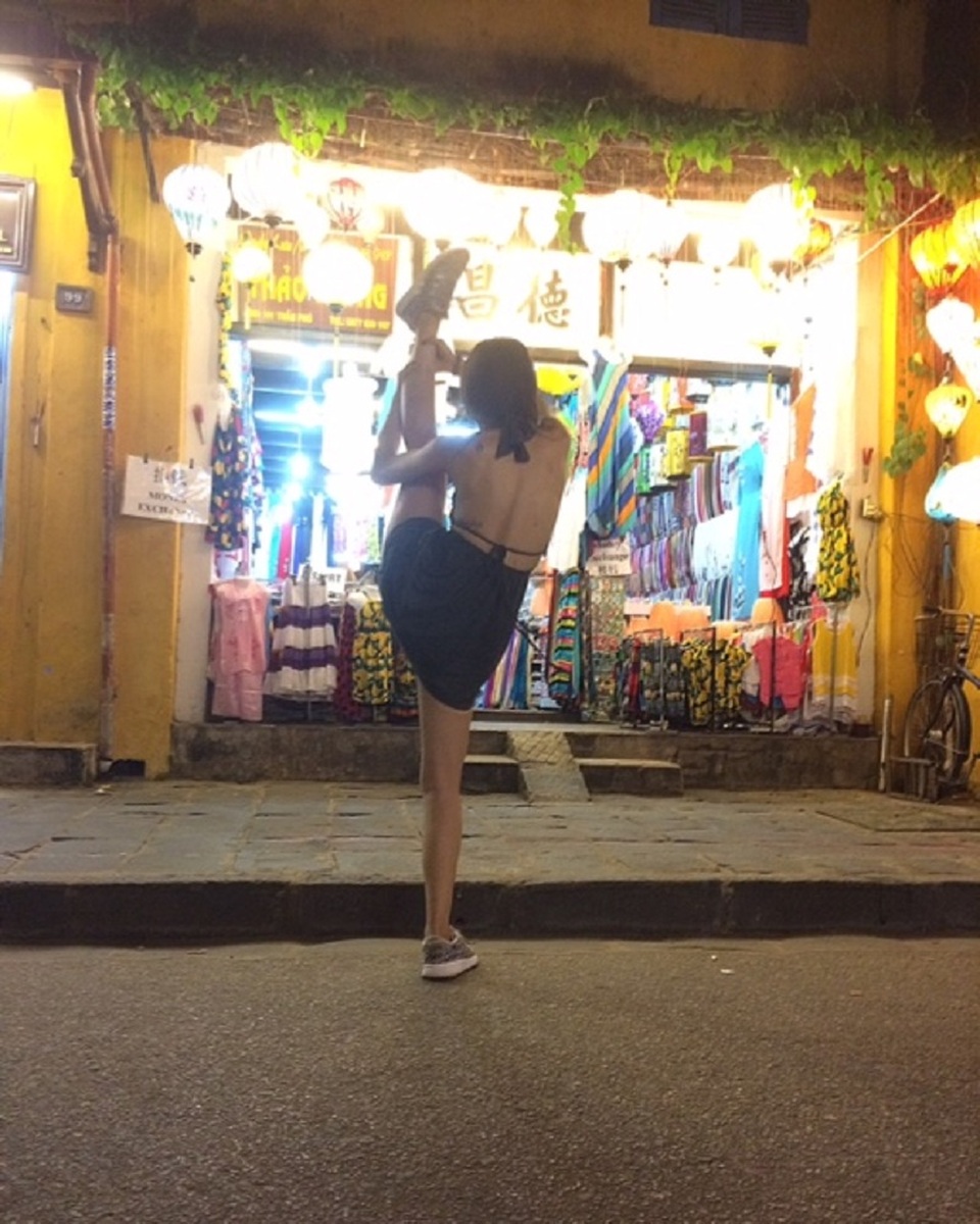 Phong cách check-in có “một không hai” của nữ sinh Nha Trang - 1 Các bạn trẻ ngày nay khi đi du lịch, đi chơi luôn có xu hướng lưu giữ những hình ảnh ghi lại khoảnh khắc vui chơi, check-in các địa điểm nổi tiếng. Với các kiểu tạo dáng độc đáo, kỷ niệm về những chuyến đi được lưu lại trở nên ý nghĩa vô cùng.