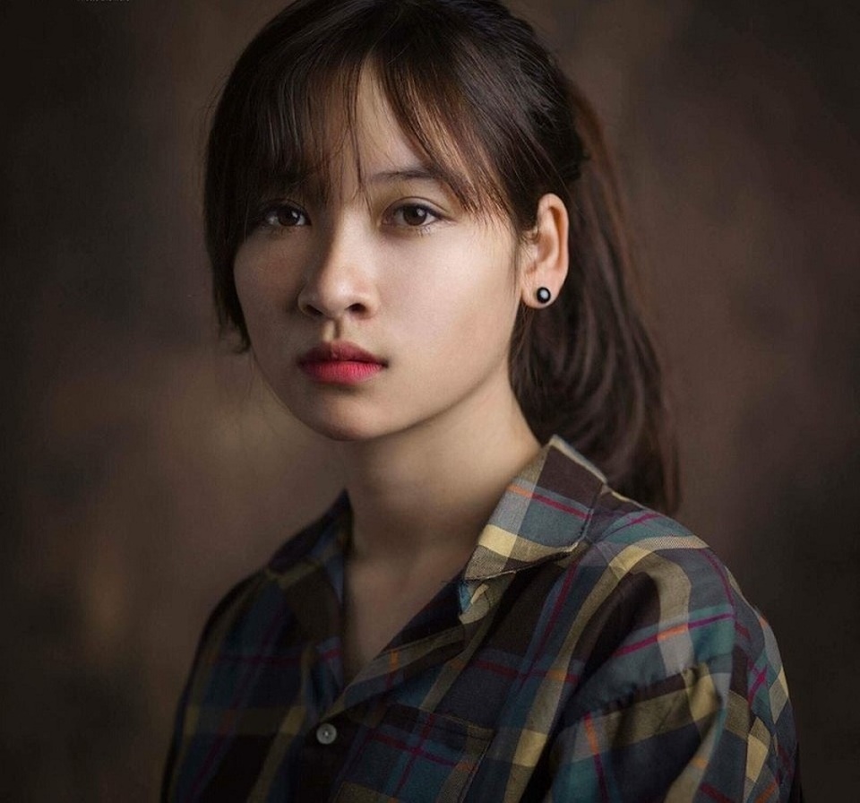 9x Nghệ An bất ngờ nổi tiếng sau loạt ảnh... “hot girl chăn gà” - 3 “Đường về nhà có chỗ thì rải nhựa có chỗ thì đất bùn, mình ở quê miền núi, lại đúng hôm trời mưa về nhà nên vất vả lắm. Về tới nơi thì quần áo bẩn, lấm lem bùn đất nên mặc luôn vậy rồi ra thăm vườn tược, ra vườn thì thấy mẹ cho gà ăn nên thích thú lắm, xắn quần áo vào cho gà ăn luôn. Nghĩ cho ăn xong thì tắm giặt luôn vì trời cũng sắp tối rồi”, Huệ trần tình.
