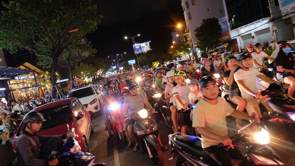 Đà Nẵng rộn ràng trống lân đón Tết Trung thu - 1 Người dân Đà Nẵng đổ ra đường chơi Tết Trung thu sớm