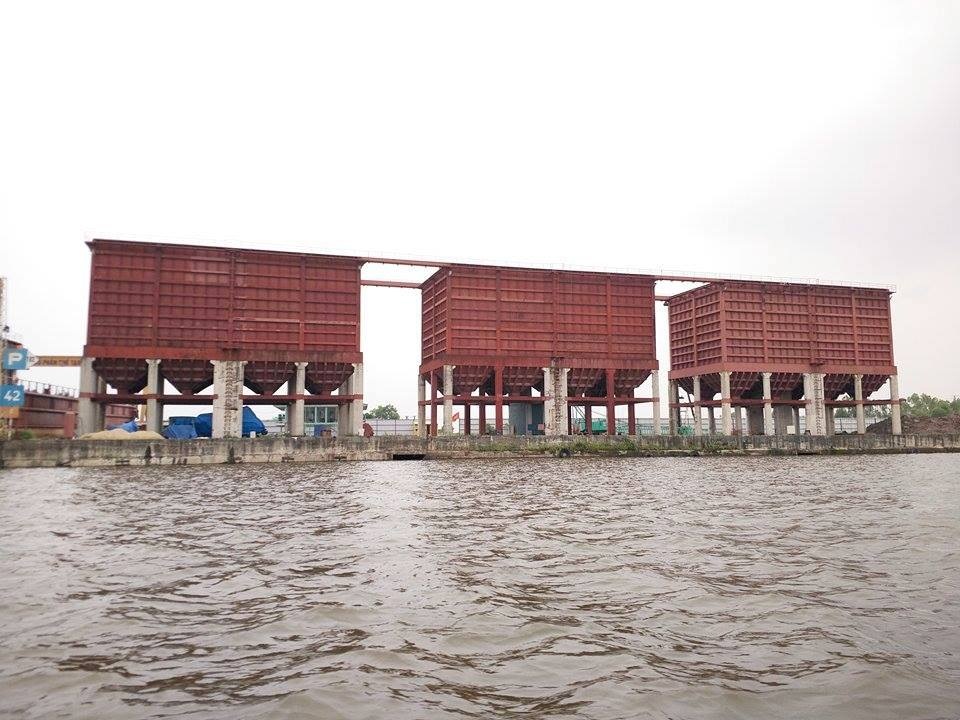 Công ty CP Chế tạo máy Ninh Bình còn tự ý đổ bê tông làm trạm cân; dựng hàng rào; đổ bê tông làm đường ray cổng tại chân đê; lắp đặt 3 phễu xi lô rót hàng (ảnh); xây dựng nhà bảo vệ; dựng nhà khung thép di trộng trái quy định. Các cơ quan chức năng tỉnh Ninh Bình cũng đã rất nhiều lần lập biên bản vi phạm của đơn vị này nhưng đến nay công trình sai phạm của công ty vẫn chưa bị yêu cầu tháo dỡ.