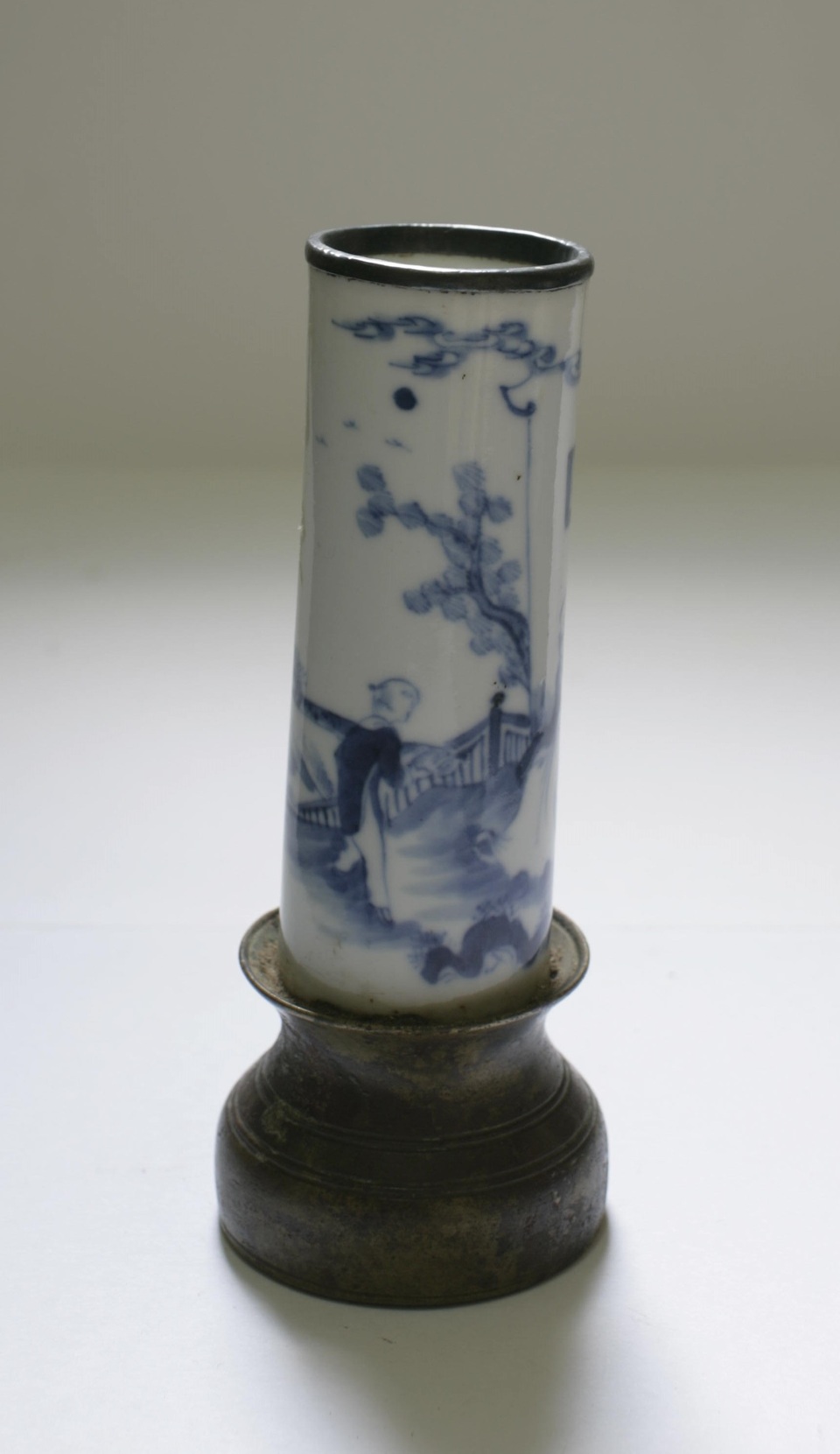 Trưng bày “Ánh sáng từ Đường Kách mệnh”, tiếp nhận nhiều hiện vật lịch sử - 9 Ống cắm bút, các đồng chí Trường Chinh, Hoàng Văn Thụ, Hoàng Quốc Việt đã dùng trong thời gian ở nhà cụ Nguyễn Duy Lại, xã Đại Đồng huyện Tiên Du, Bắc Ninh, những năm 1941-1943.