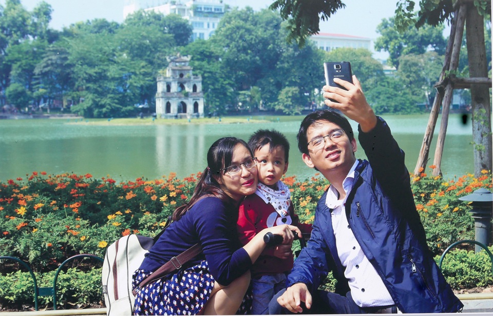 
Tác giả Hồng Hạnh ghi lại khoảnh khắc một gia đình chụp ảnh lưu niệm hồ Gươm. Không gian đi bộ quanh hồ Gươm cũng là nét mới đang chú ý trong đời sống văn hoá ở Thủ đô trong thời gian gần đây.
