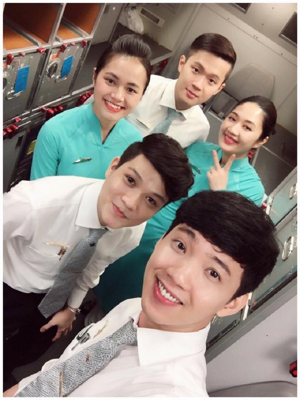 Mê mẩn với chuyến bay hội tụ cả dàn tiếp viên chuẩn “soái ca” - 5 Những người bạn đồng nghiệp của ba chàng tiếp viên cũng có ngoại hình bắt mắt
