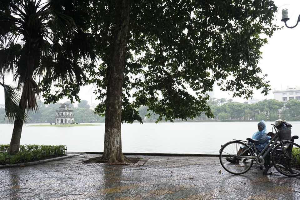 Hà Nội trong gió lạnh đầu mùa - 9
Mưa lạnh khiến khu vực bờ hồ Hoàn Kiếm vắng vẻ hơn ngày thường.