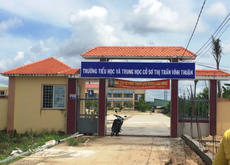 Có nhiều học sinh bỏ học sau khi chuyển về trường mới? - 3
Ngoài việc nhiều phụ huynh bức xúc chuyện đột ngột chuyển con em họ ra điểm trường tiểu học và THCS thị trấn Vĩnh Thuận, nhiều người dân còn cho rằng việc đầu tư xây dựng ngôi trường này còn nhiều khuất tất, cần ngành chức năng thanh tra làm rõ.