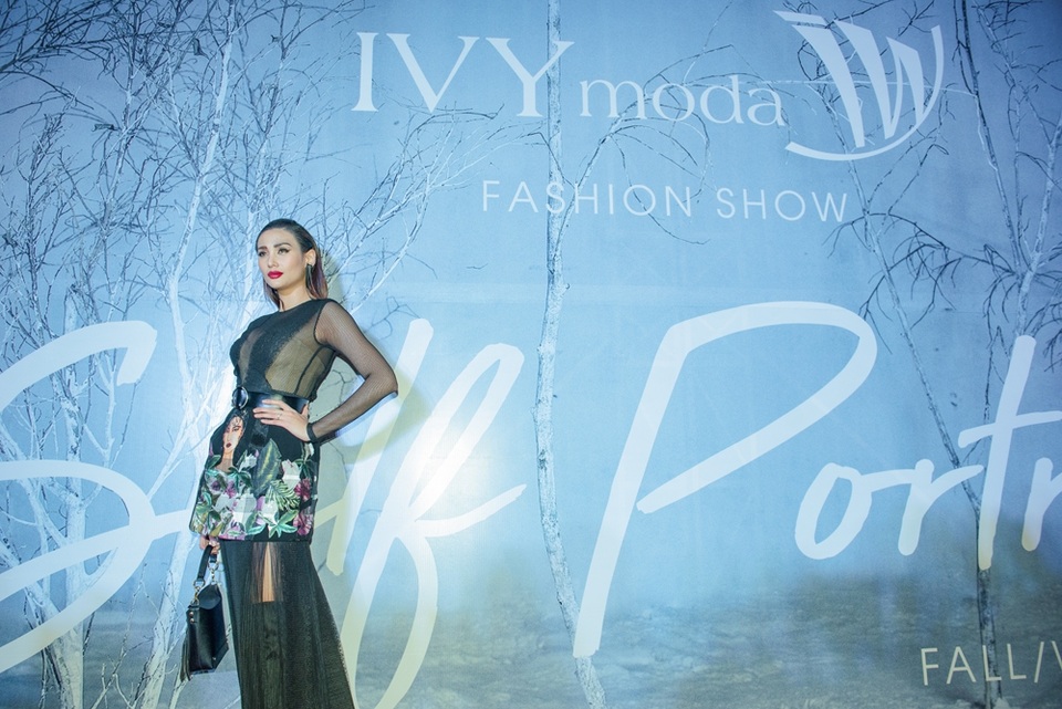 Những dấu ấn đậm nét của IVY moda fashion show 2017 - 4 Võ Hoàng Yến sexy pha lẫn yêu kiều trong bộ đầm xuyên thấu in họa tiết chủ đạo trong BST lần này của thương hiệu.