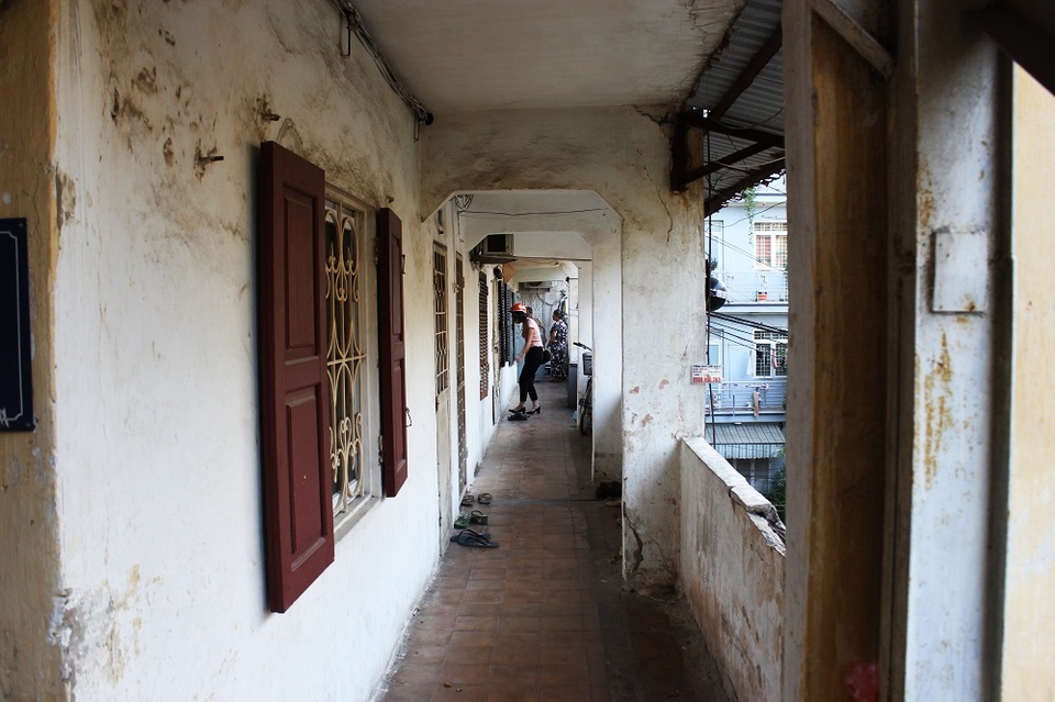 Khu nhà ở Thủ đô nứt toác, nghiêng ngả, chống đỡ bằng khung sắt - 10 Ông Nguyễn Quang Gắng cho biết, trước đây khu nhà tập thể A7 Tân Mai có 54 hộ dân sinh sống nhưng đến nay vì sự xuống cấp của tòa nhà nên đã có 32 hộ chuyển đi nơi khác, cho thuê lại phòng. Đến đầu năm 2018 sẽ có tiếp 4 hộ di dời khỏi khu tập thể A7.