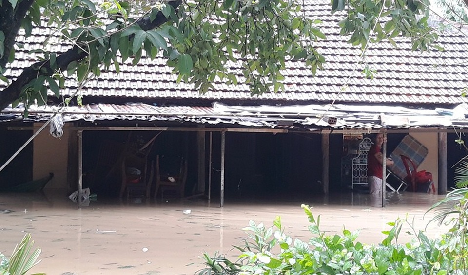 Bão vừa qua, người dân lại gồng mình chống chọi với lũ - 1 Bão vừa qua, người dân Bình Định lại gồng mình chống chọi với nước lũ.