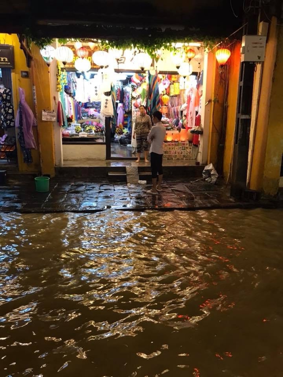 Phố cổ Hội An đối mặt với lũ lịch sử - 19 Phố cổ Hội An đối mặt với lũ lịch sử - 19