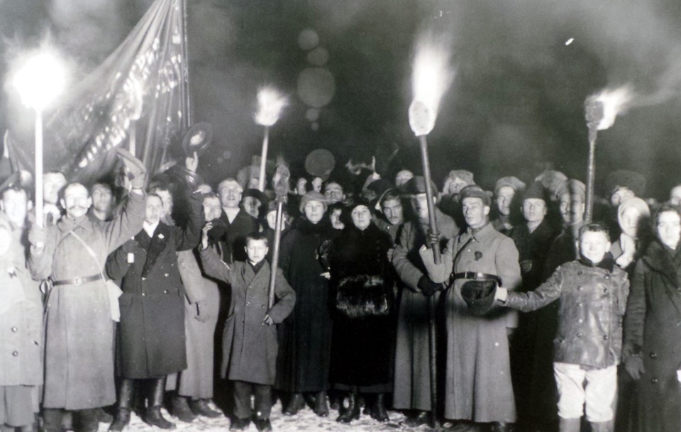 Người dân Pê-trô-grat và hồng quân trong kỷ niêm 2 năm Cách mạng Tháng Mười - ngày 7/11/1919. (Ảnh thuộc bản quyền của Cục Lưu trữ Liên bang Nga, Trung tâm Khoa học và Văn hóa Nga cung cấp).