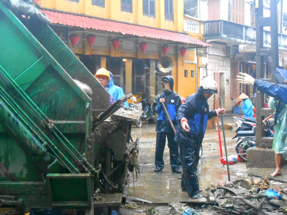 Hội An khẩn trương dọn dẹp sau mưa bão, chuẩn bị cho sự kiện APEC - 9 Các xe rác liên tục ra vào để vận chuyển lượng rác rất lớn ra khỏi Hội An