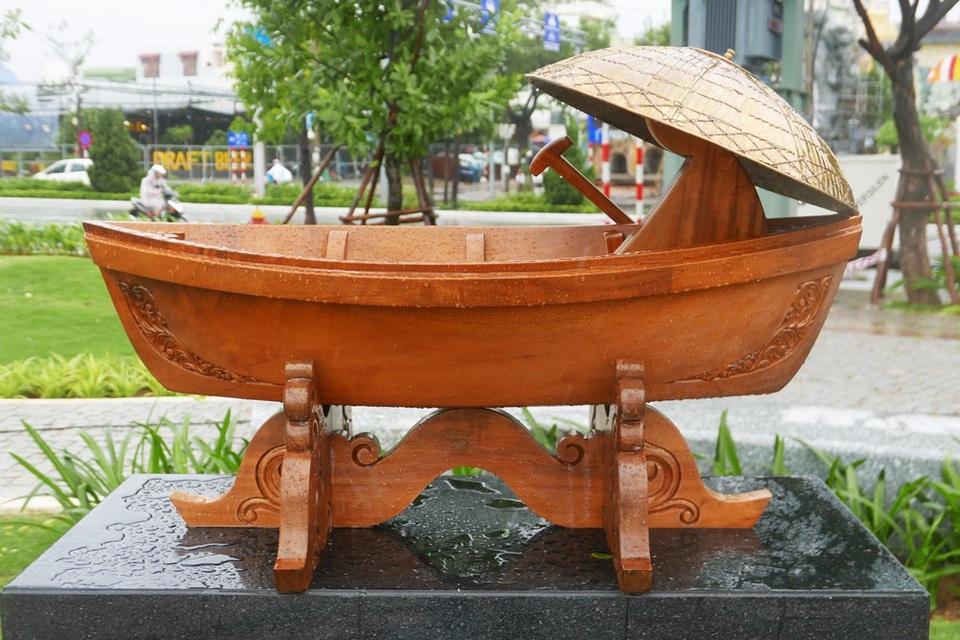 Công viên tượng 21 nền kinh tế thành viên APEC ở Đà Nẵng - 10
Tác phẩm Nữ tiểu thương trên sông của Brunei được làm hầu hết từ gỗ.