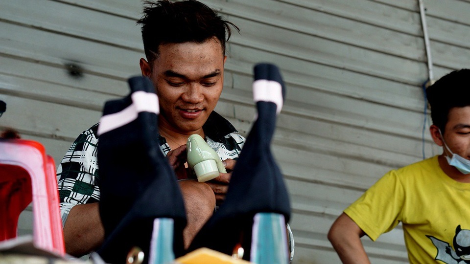 Tuy còn trẻ nhưng Nguyễn Bá Thành đã có hơn mười năm bám trụ với nghề sửa giày dép