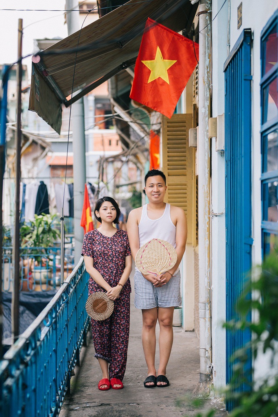 Ảnh cưới giản dị của cặp đôi yêu xa ở... quán phở, khu chung cư - 2 Thế nhưng, “ghét của nào trời trao của ấy”, 3 năm sau Ngọc gặp lại Tuấn Anh tại Hà Nội, cả hai nói chuyện và bắt đầu có những ấn tượng khá tốt về nhau.