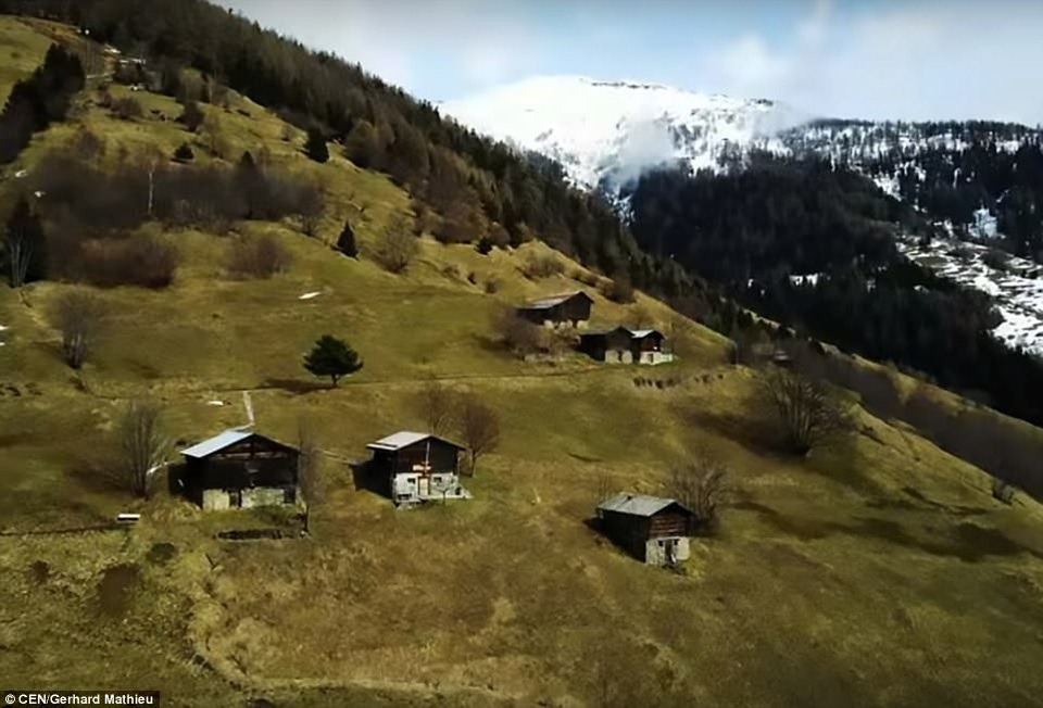 Giờ đây, chỉ còn 240 người sinh sống ở Albinen, trong số đó có 7 trẻ nhỏ hàng ngày phải đi xe buýt sang thị trấn bên cạnh để học do ngôi trường của Albinen đã bị đóng cửa vì có quá ít học sinh.