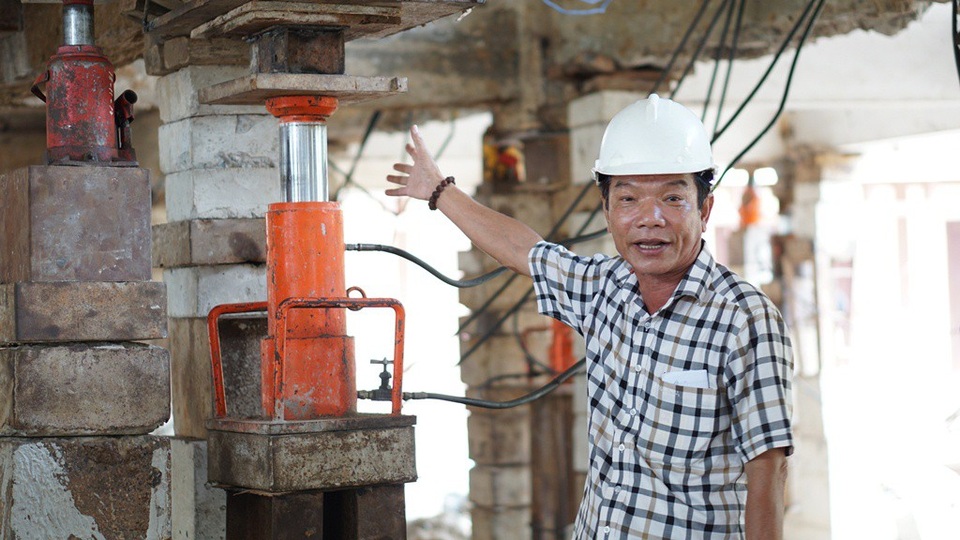 Theo ông Cư, sau mỗi lượt nâng 9cm ở trụ chính, các trụ phụ sẽ được cơi nới, nêm bằng thủ công. Sau khi gia cố chắc chắn các trụ phụ, công nhân tiến hành nâng cao thêm phần đế cho kích thủy lực ở trụ chính