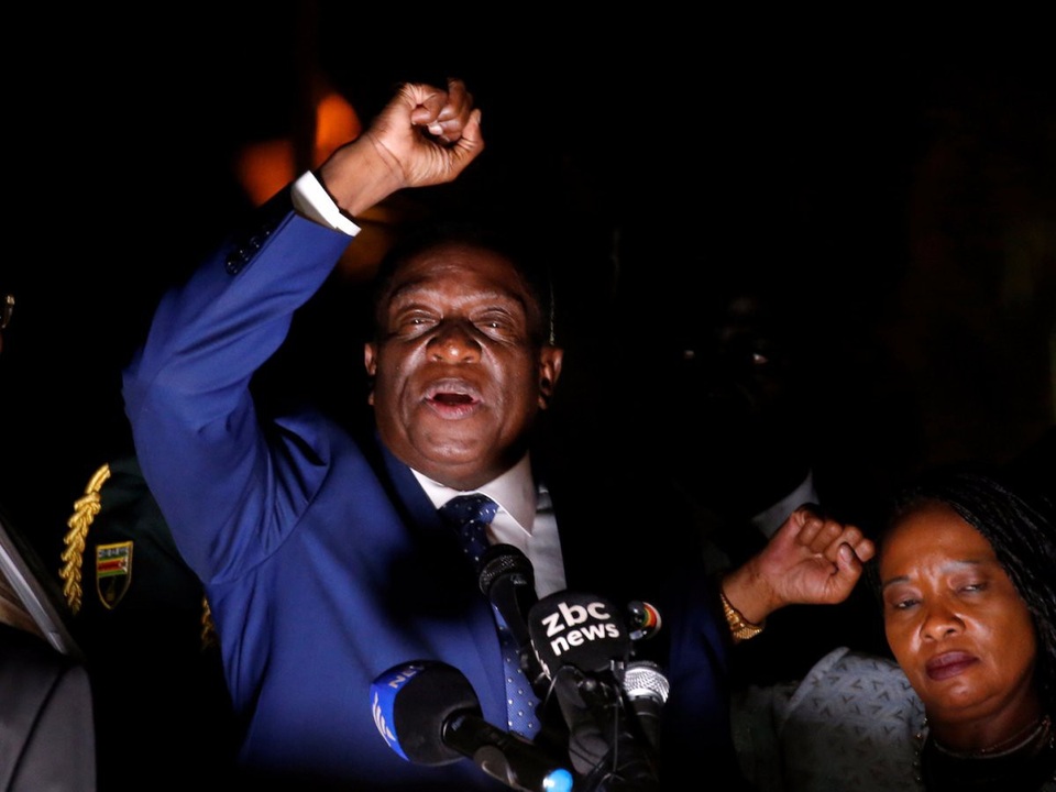 Ông Emmerson Mnangagwa và hành trình từ vệ sĩ thành Tổng thống Zimbabwe - 8 Ông Mnangagwa buộc phải trốn sang Nam Phi sau khi bị sa thải vì các nhân viên an ninh cảnh báo ông có thể bị ám sát. (Ảnh: Reuters)