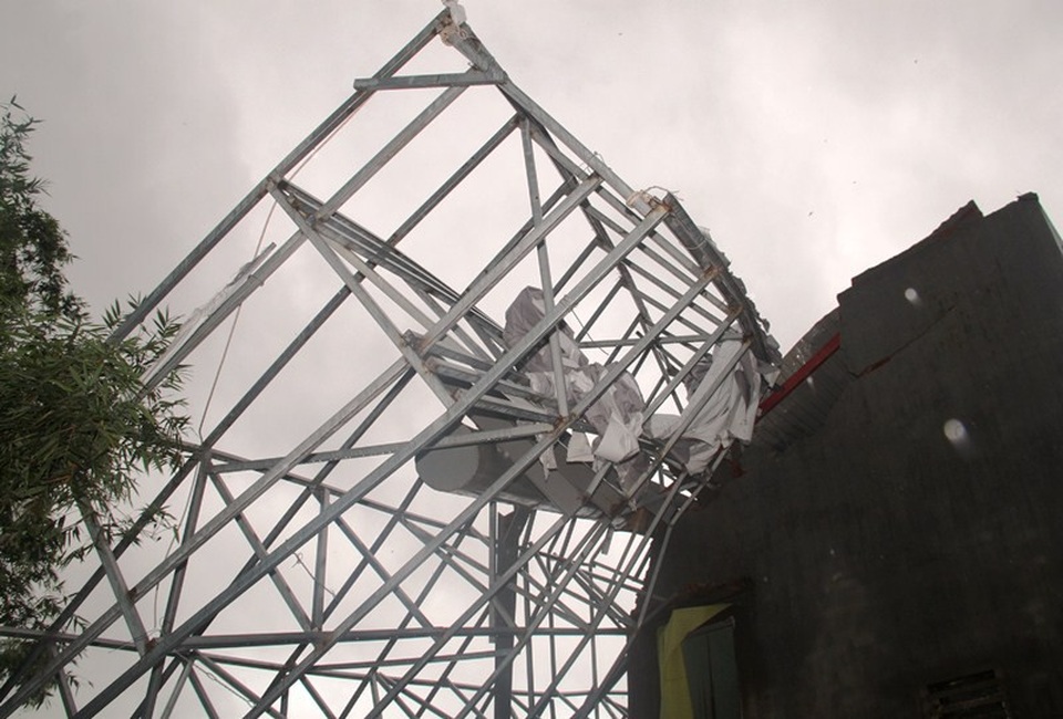 Biển quảng cáo nặng hàng tấn, rộng hàng chục mét vuôn đổ sập vào nhà bà Hoa gây hư hỏng nặng.