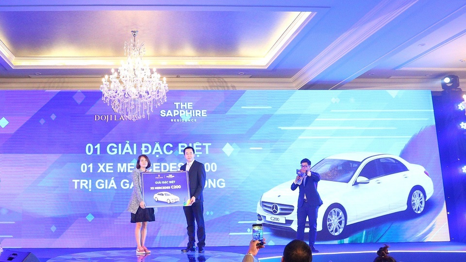 Chủ nhân may mắn của chiếc xe Mercedes C200 trị giá gần 1,5 tỷ đồng.