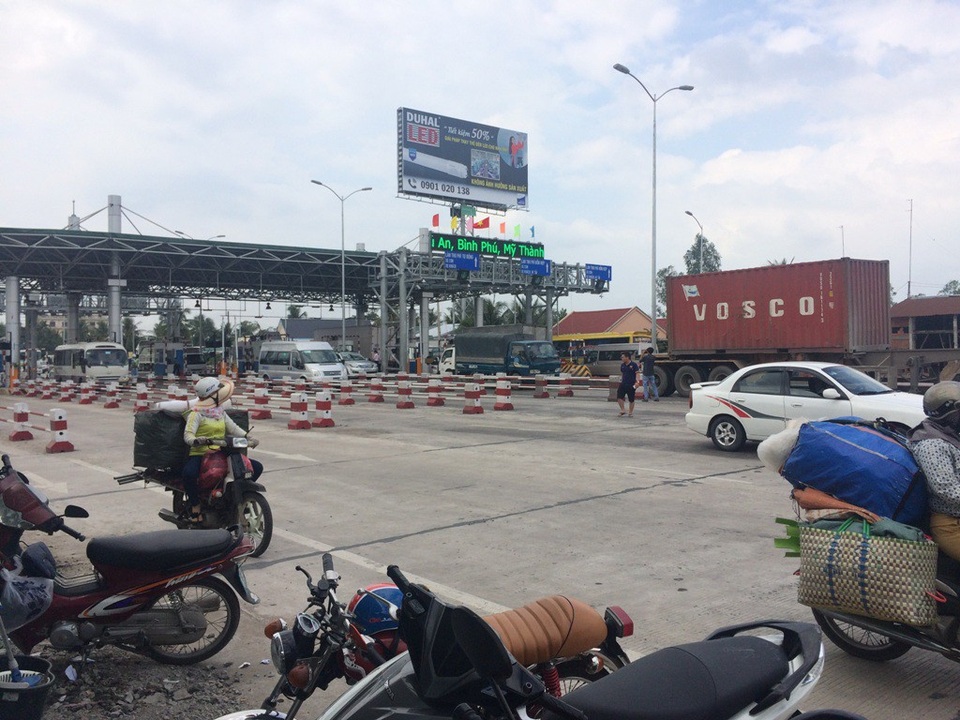 Tài xế trả tiền lẻ gây kẹt xe, BOT Cai Lậy xả trạm lần 4 - 2
Sau khi xả trạm khoản 10 phút, BOT Cai Lậy tiếp tục thu trở lại