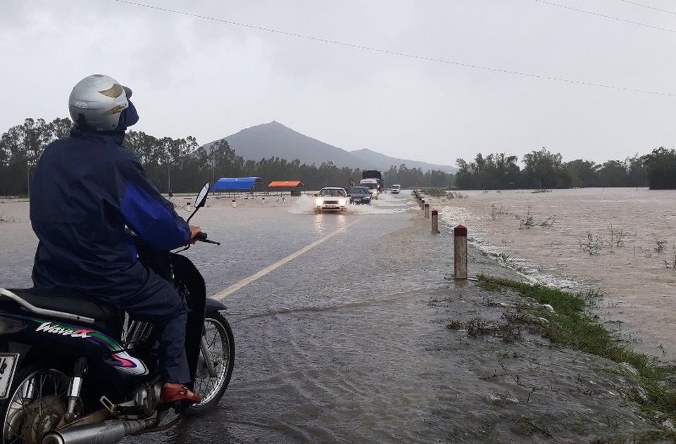 Nước lũ dâng cao, gần 3.000 nhà dân ngập nước - 1 Nước sông dâng cao, nước lũ tràn qua tuyến đường tránh quốc lộ 1 qua thị xã An Nhơn, tỉnh Bình Định