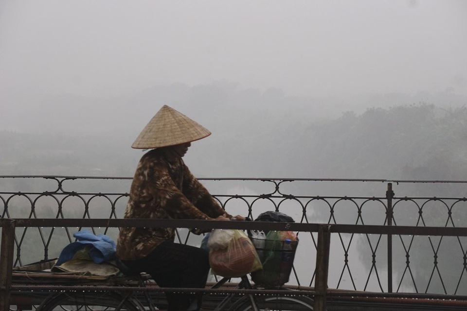 
Nhiệt độ hạ thấp khiến nhiều người đi đường co ro vì không chuẩn bị áo đủ ấm.
