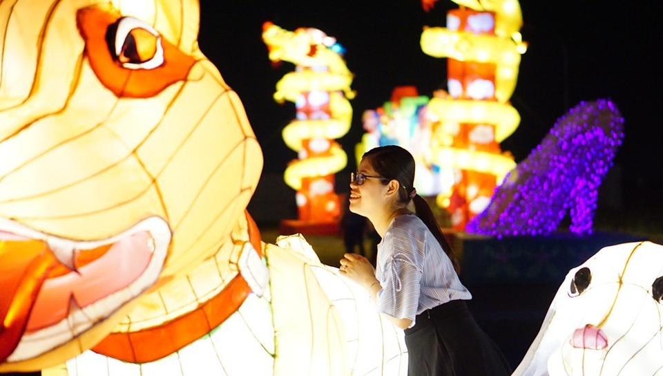 “Loay hoay” chụp ảnh với đèn lồng - 9 Thậm chí tựa vào lồng đèn