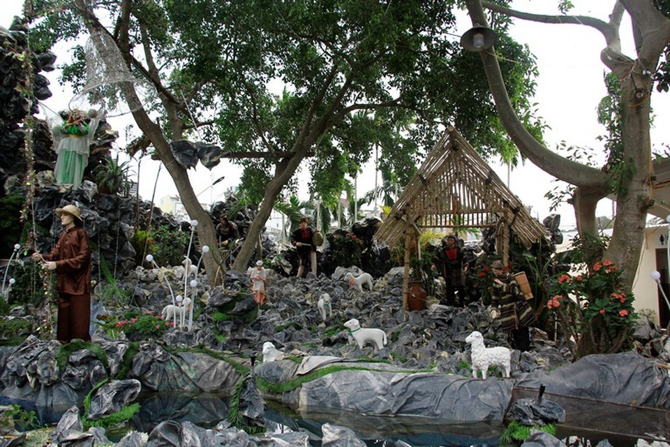 Với mô hình nhà sàn, các tượng ảnh mặc trang phục của đồng bào Ê đê