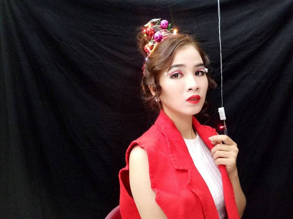Bất ngờ với bộ tóc “nhấp nháy” đón Giáng sinh - 9 Lấp lánh ánh đèn