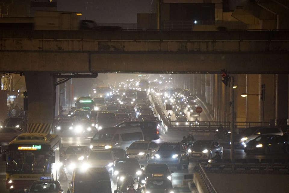 Hình ảnh đường phố Hà Nội kín đặc phương tiện ngày cuối năm - 11
Tại nút giao thông 4 tầng trên đường Nguyễn Trãi, hàng nghìn phương tiện vất vả di chuyển.