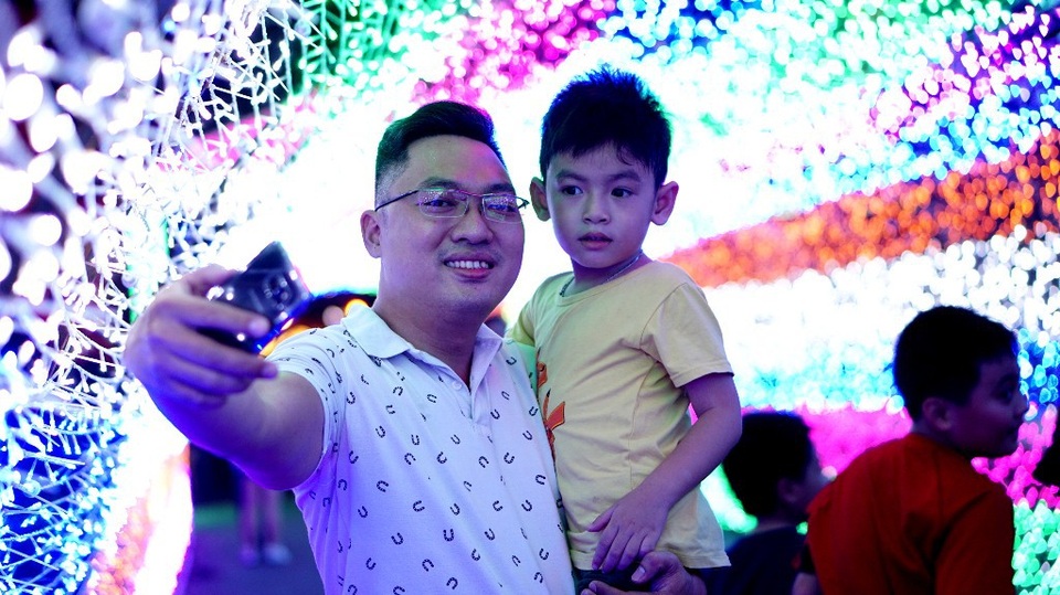 Buổi tối vào Thảo Cầm Viên chụp ảnh… “dải ngân hà” - 6 Hai bố con chuẩn bị có tấm ảnh đẹp lưu làm kỉ niệm với con đường ánh sáng