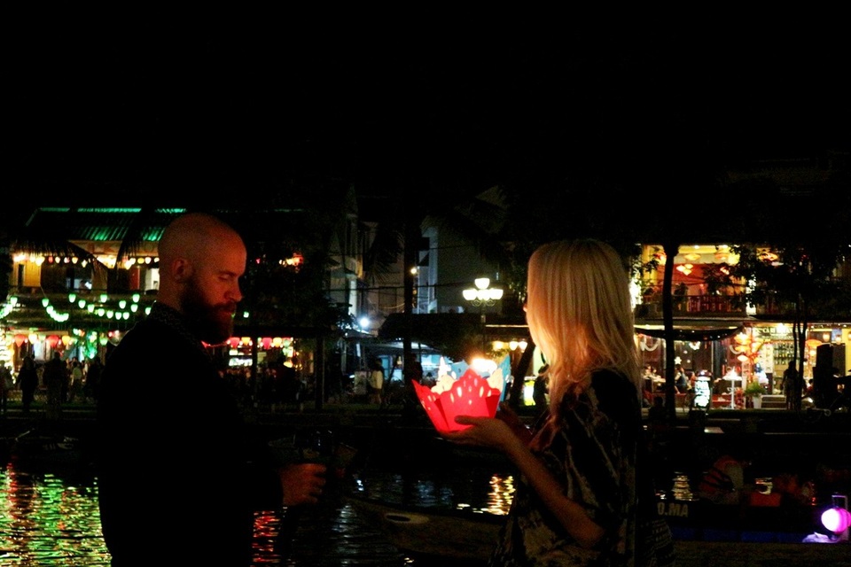 Cặp đôi Venn và Audrey đến từ nước Anh hy vọng mình sẽ gặp nhiều may mắn, hạnh phúc và niềm vui trong năm mới 2018 khi cầu nguyện và thả hoa đăng bên dòng sông Hoài thơ mộng của Hội An