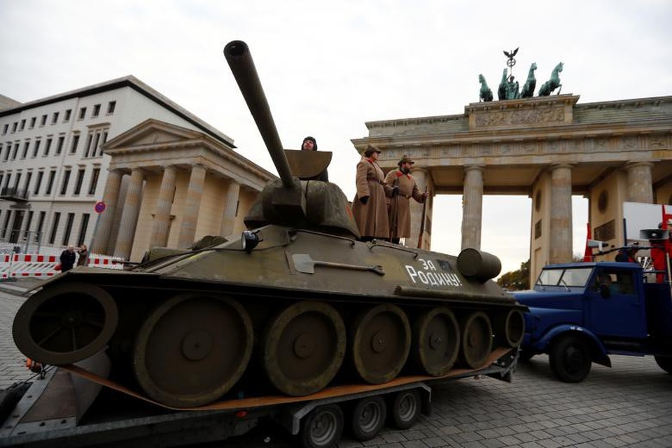 Trong các trang phục và dàn khí tài quân sự từ thời Liên Xô, những người diễu hành đang làm sống dậy không khí Liên Xô cũ chính tại một lễ diễu hành tổ chức tại Berlin.