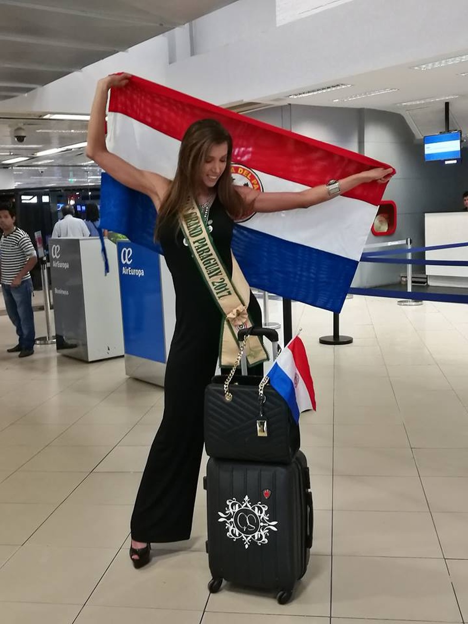 Các mỹ nhân Miss Grand International 2017 rộn ràng khoe ảnh chuẩn bị sang Việt Nam - 9
Một hình ảnh khác của hoa hậu Paraguay tại sân bay.