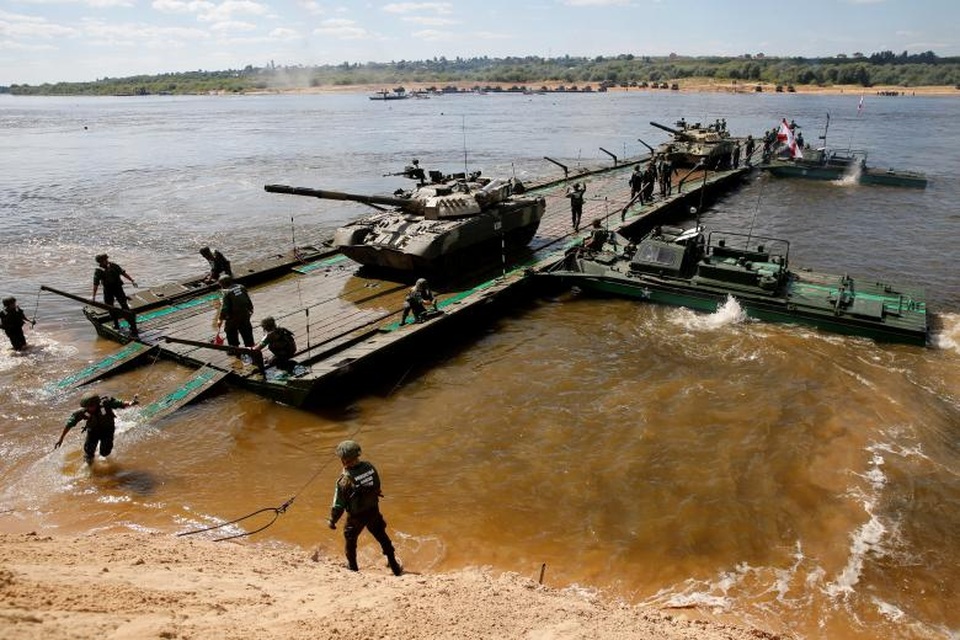 Dàn vũ khí "khủng" phô diễn sức mạnh quân đội Nga - 9 Lính Nga vận chuyển xe tăng T-80 trên cầu phao trong cuộc thi Open Water, một phần thi trong Thế vận hội quân sự thế giới.
