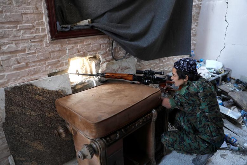 Ngày tàn của phiến quân IS tại thủ phủ Raqqa - 8
Một thành viên của SDF đang ngắm bắn khi cô đang canh gác hướng về vị trí Bệnh viện Quốc gia, theo dõi nhất cử nhất động của phiến quân IS.