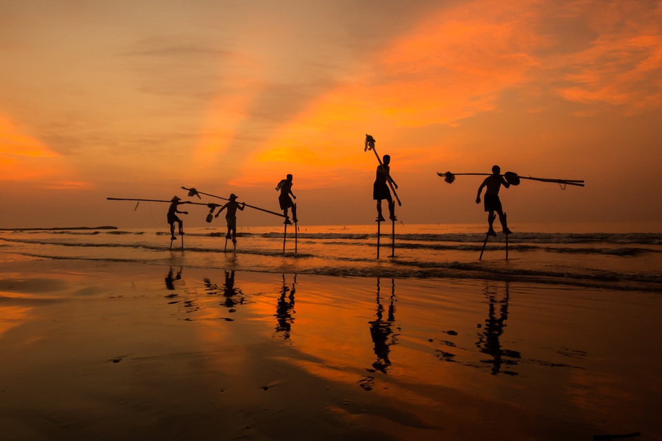 Ảnh về ngư dân di chuyển ra biển bằng cà kheo ở bờ biển Hải Thịnh, Nam Định.