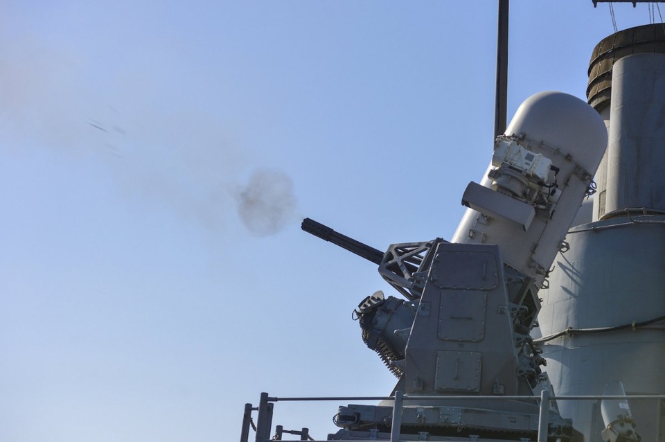 Dàn vũ khí tối tân trên tàu tuần dương Mỹ sắp đến Trung Đông - 12
USS Monterey cũng được trang bị một số hệ thống vũ khí khác, bao gồm hệ thống vũ khí tầm gần Phalanx. Đây được coi là lớp phòng thủ tên lửa cuối cùng của USS Monterey.