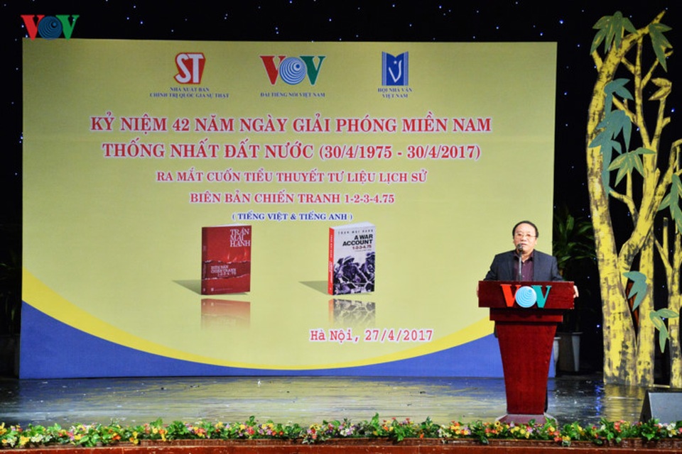 Chùm ảnh: Ra mắt tiểu thuyết “Biên bản chiến tranh 1-2-3-4.75“ tại VOV - 9 Nhà thơ Trần Đăng Khoa đã có bài phát biểu phân tích khá kỹ về “Biên bản chiến tranh 1-2-3-4.75” của Nhà báo, Nhà văn Trần Mai Hạnh.