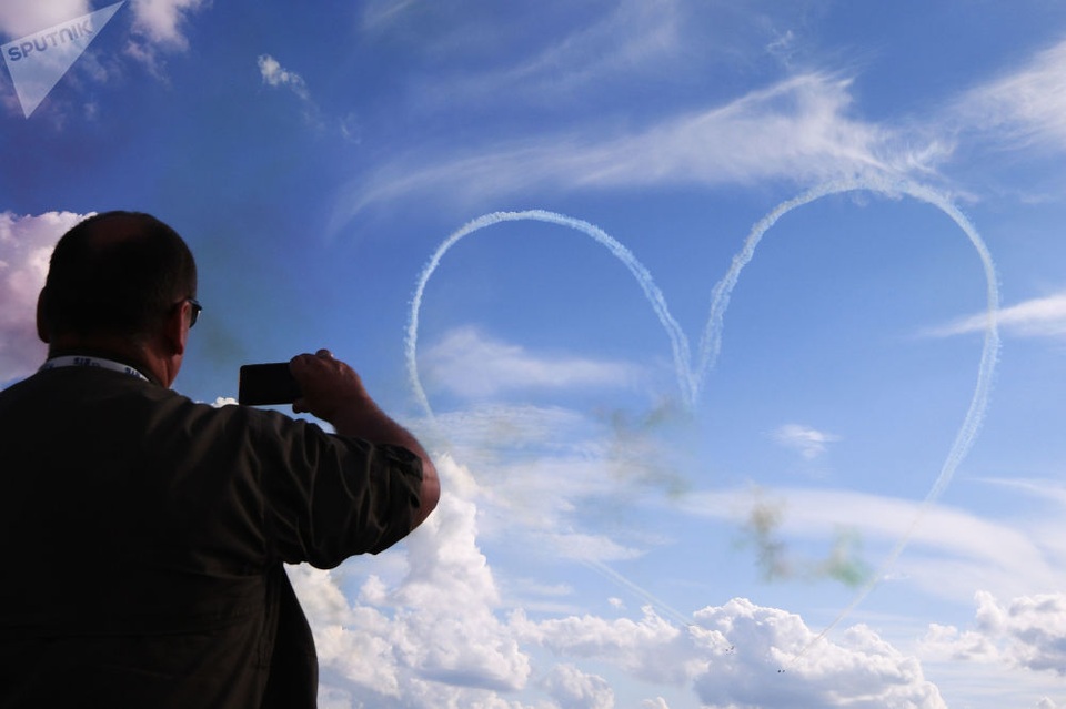 Một máy bay trình diễn tạo hình trái tim trên bầu trời Nga.