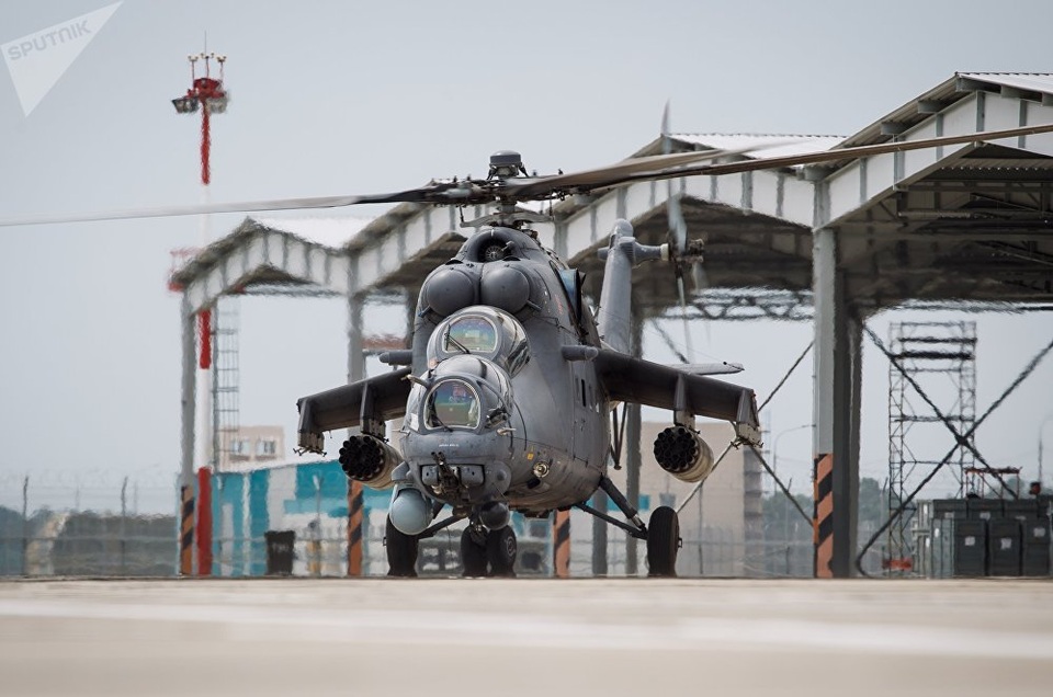 Trực thăng chiến đấu Mi-35M của Nga phô diễn sức mạnh - 9 Nhiệm vụ của trực thăng là tấn công xe bọc thép, lực lượng quân địch, máy bay không người lái và trực thăng khác. Nó cũng được sử dụng để vận chuyển quân đội, di tản người bị thương. Nó có thể hoạt động vào ban đêm và trong điều kiện thời tiết xấu. (Ảnh: Sputnik)