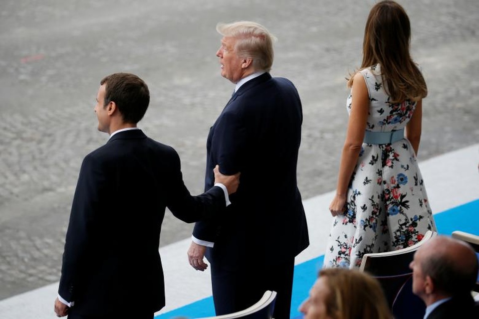6 tháng đầu tiên đầy "sóng gió" của Tổng thống Trump tại Nhà Trắng - 17 Ông Trump cùng phu nhân xem lễ diễu hành mừng ngày Quốc khánh Pháp cùng Tổng thống Emmanuel Macron ngày 14/7/2017. (Ảnh: Reuters)