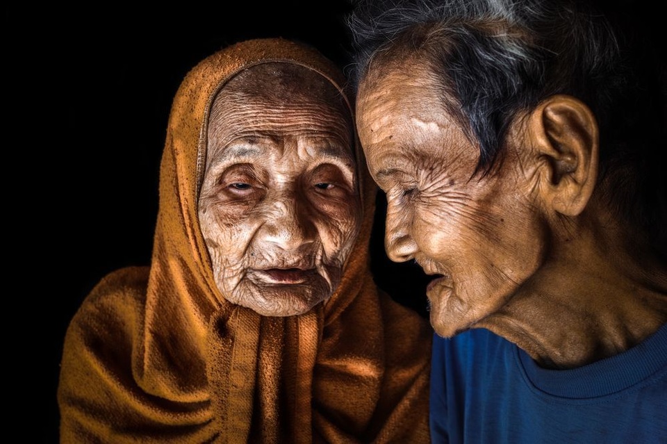 Những hình ảnh xuất sắc của nhiếp ảnh gia Việt đăng trên National Geographic - 9
Đây là hình ảnh một cặp vợ chồng hơn 90 tuổi. Người vợ đã bị mù hơn 20 năm trước và người chồng vẫn hàng ngày chăm sóc người vợ của mình. (Click vào đây để xem ảnh kích thước lớn)