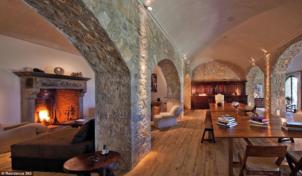 Một bức tranh chân dung của vị danh họa được treo trên tường của một phòng khách lớn.